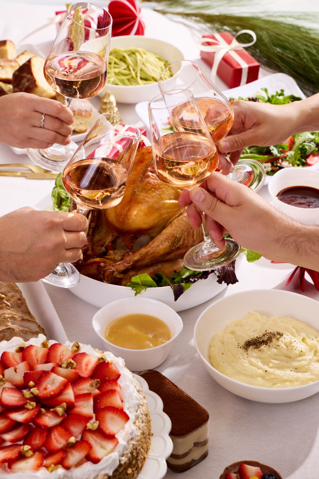 Brindis navideño con copas de vino rosado